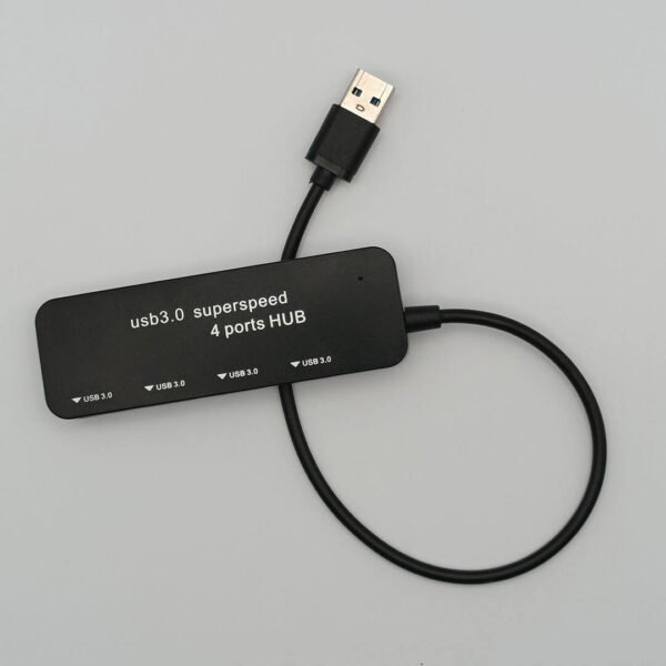 un adaptador hub usb de 4 puertos de color negro con usb 3.0