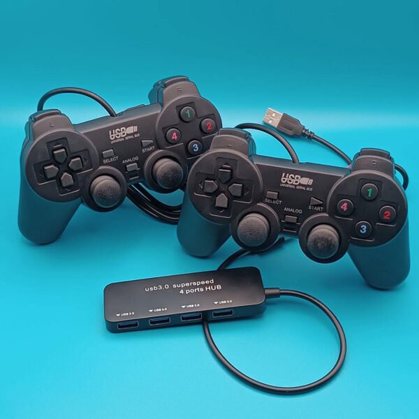 Dos gamepad con cable sobre un fondo azul