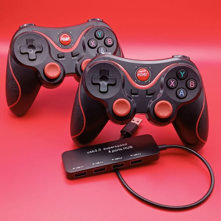 dos gamepad inalambrico de color negro y joysticks rojos de pie sobre un fondo rojo y un multiplicador usb de 4 puertos 3.0
