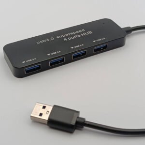 un adaptador hub usb de 4 puertos de color negro con usb 3.0