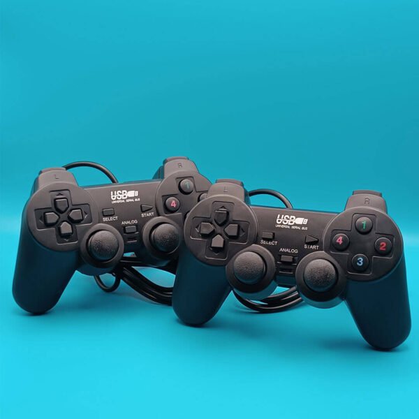 Dos gamepad con cable sobre un fondo azul