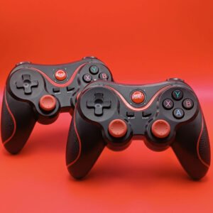 dos gamepad inalambrico de color negro y joysticks rojos de pie sobre un fondo rojo