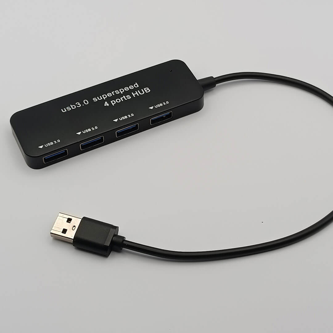 un adaptador hub usb de 4 puertos de color negro con usb 3.0