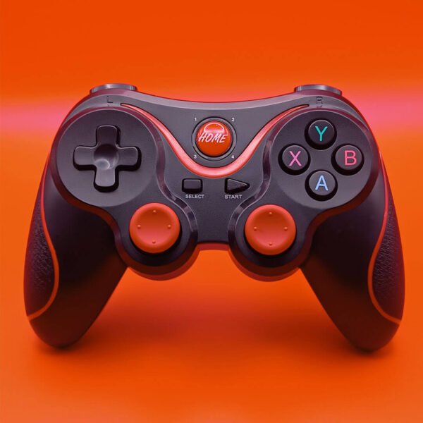 un gamepad inalambrico de color negro y joysticks rojos de pie sobre un fondo rojo