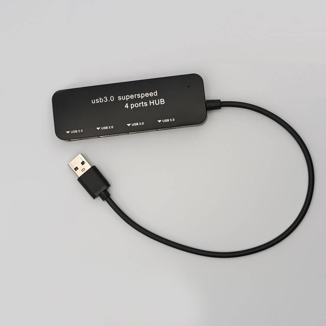 un adaptador hub usb de 4 puertos de color negro con usb 3.0