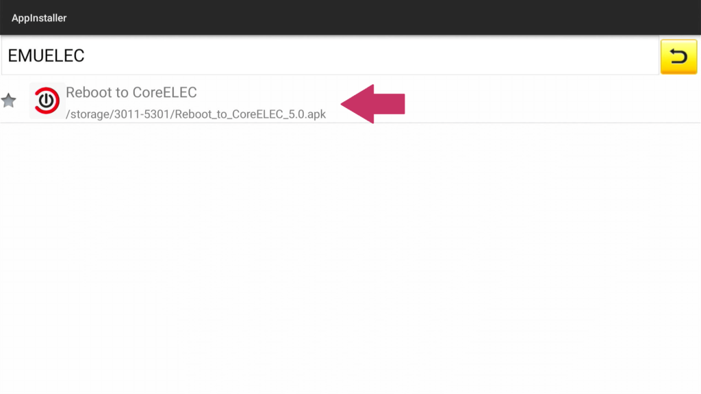 la aplicación appinstaller de android con la app reboot to coreelec seleccionada con una flecha