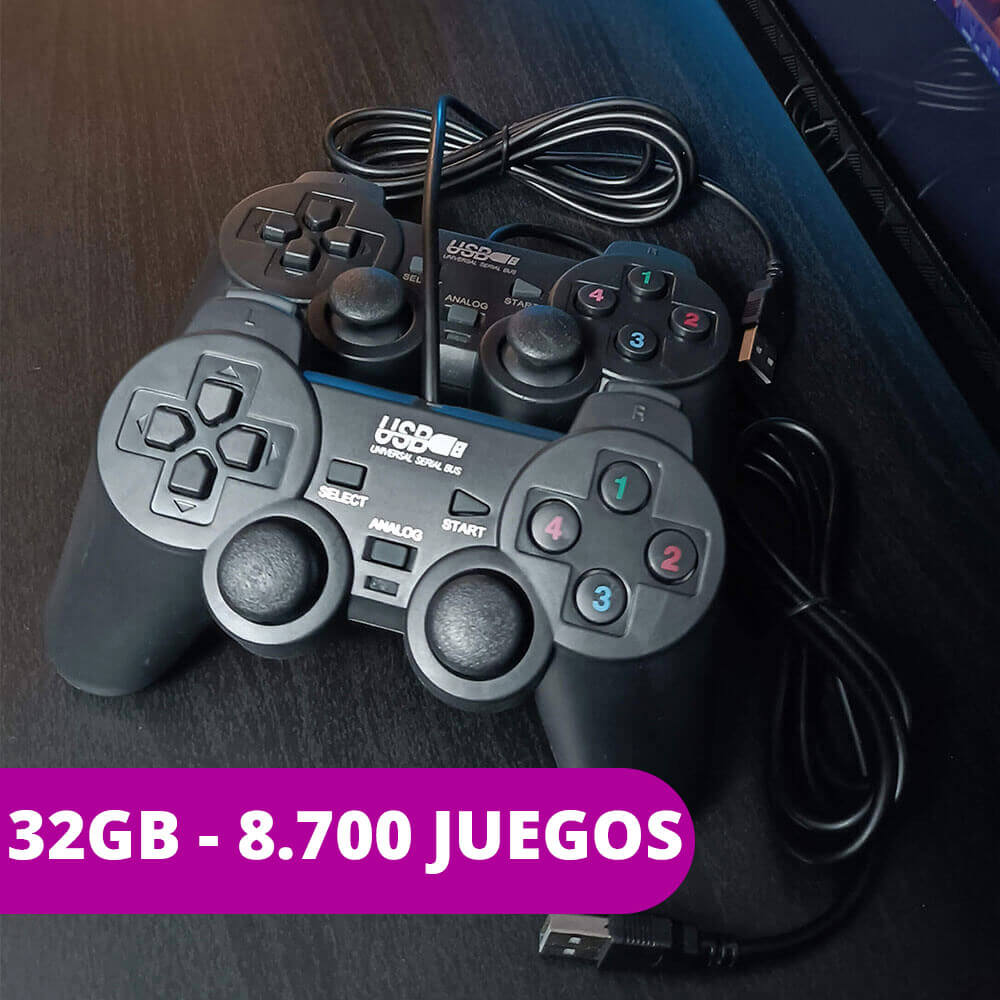 dos mando con cable de color negro sobre una mesa de madera de color negro con un titulo del tamaño de la consola 32gb y los 8700 juegos que incluye