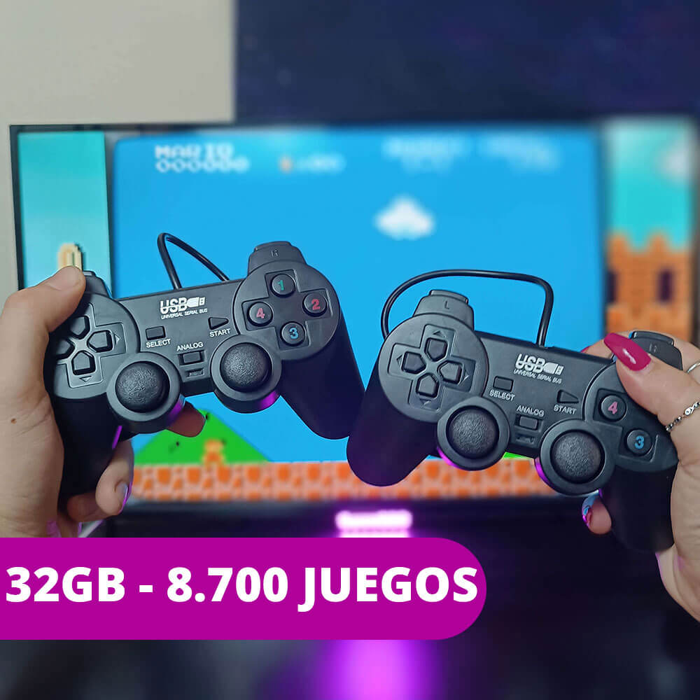 dos mandos con cable de color negro chocando entre si sujetados por la mano de un hombre a la izquierda y de una mujer a la derecha con un cartel que pone 32 gb y los 8700 juegos que incluye
