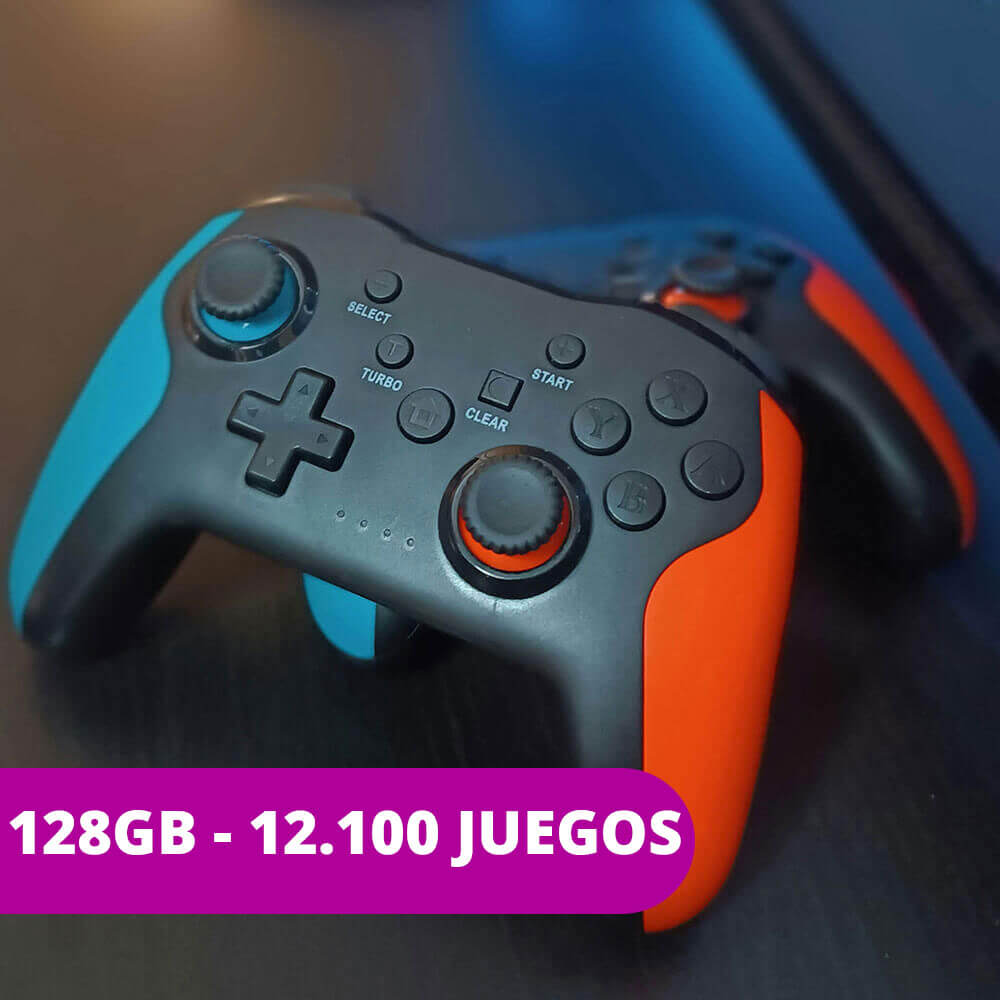 dos mando inalambrico pro de color negro azul y rojo sobre una mesa de madera de color negro con un titulo del tamaño de la consola 128gb y los 12100 juegos que incluye