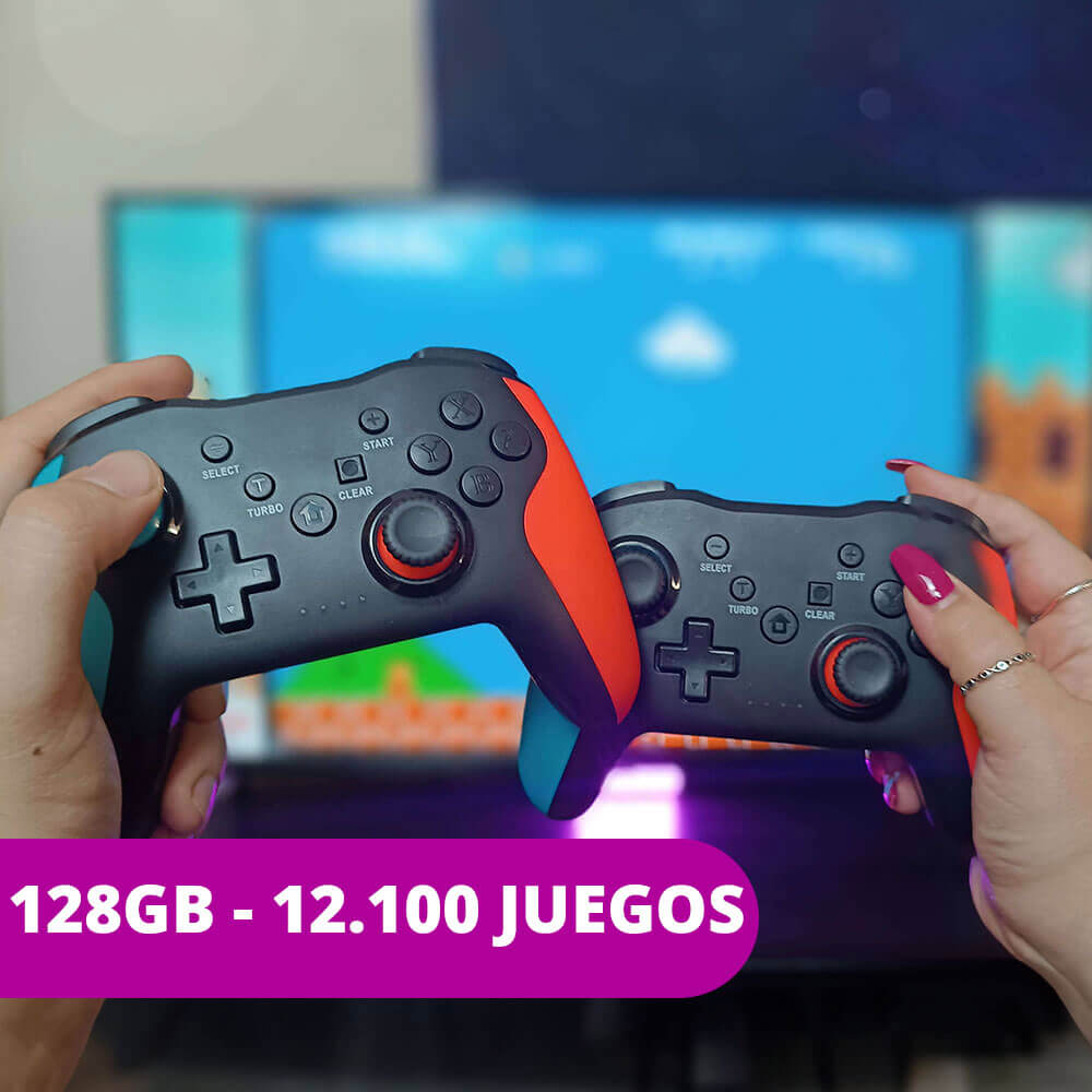 dos mando inalambrico pro de color negro azul y rojo chocando entre si sujetados por la mano de un hombre a la izquierda y de una mujer a la derecha con un cartel que pone 128 gb y los 12100 juegos que incluye